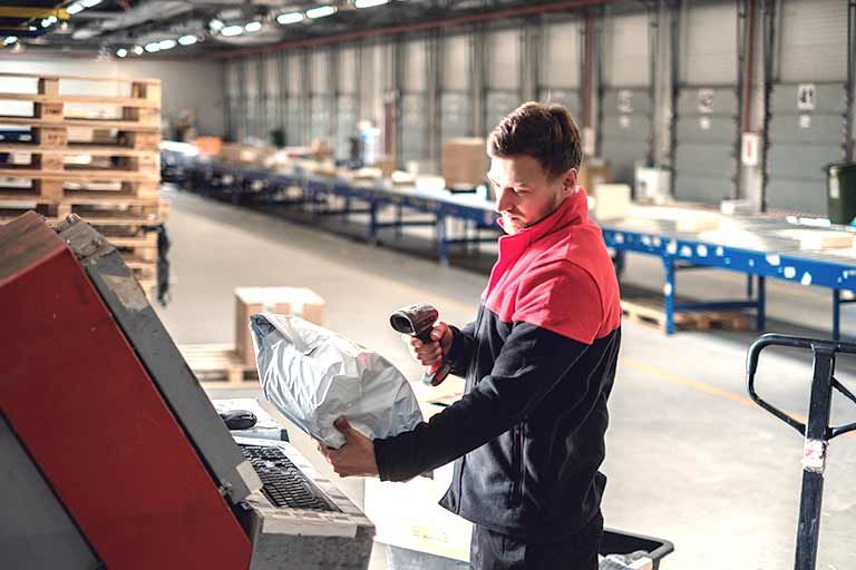 Mitarbeiter in Lagerhalle