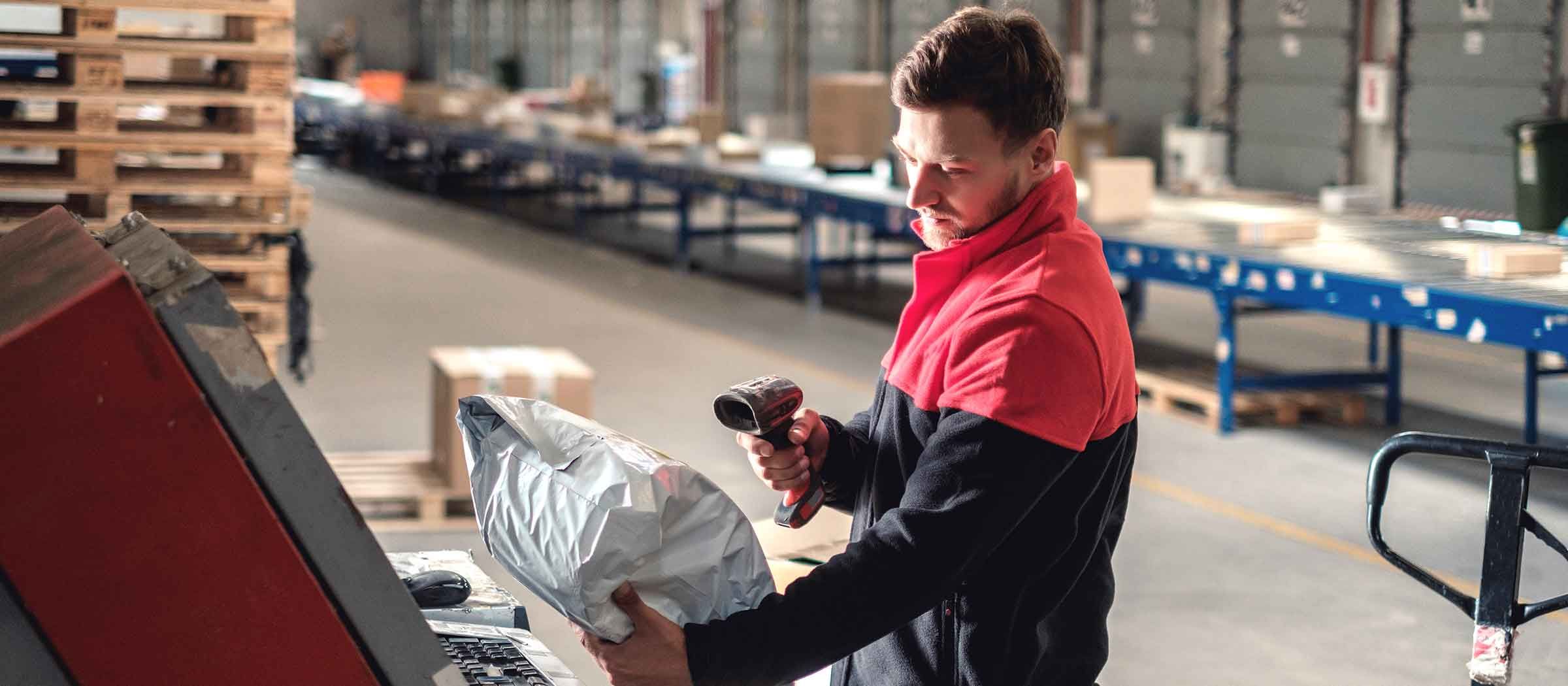 Mitarbeiter in Lagerhalle