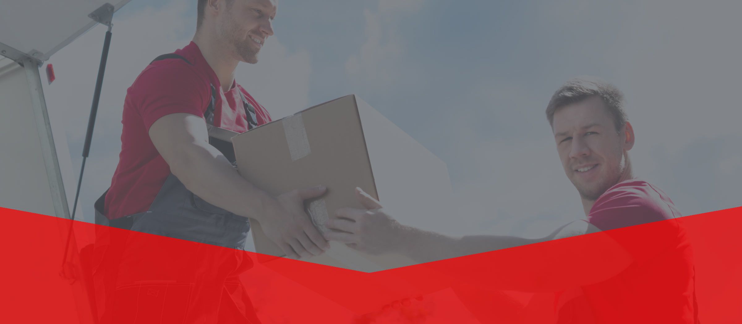 Mitarbeiter beladen LKW