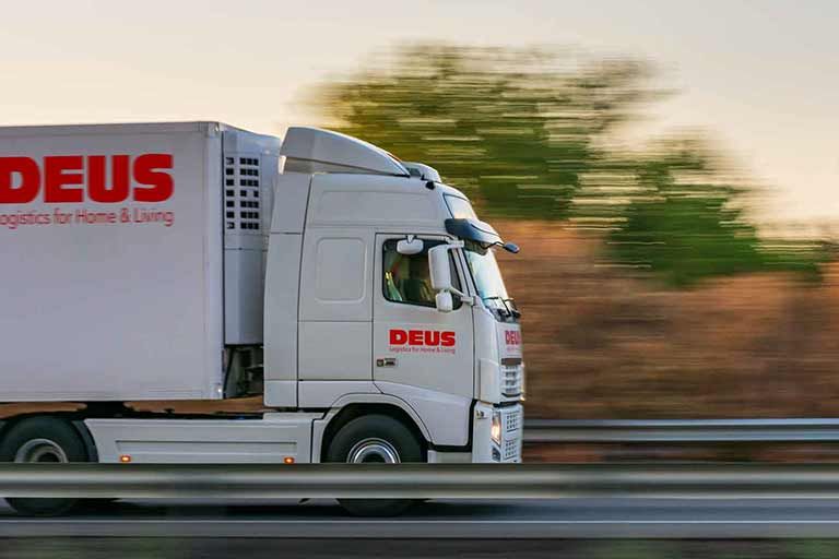 DEUS-Lkw in Abendstimmung